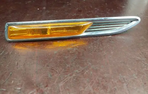 Front fender indicator light