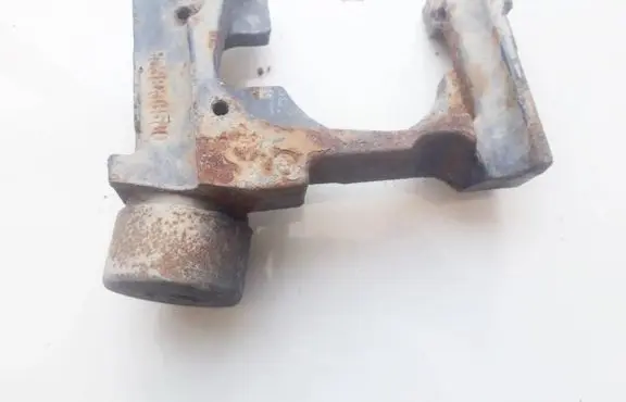 Engine mounting bracket