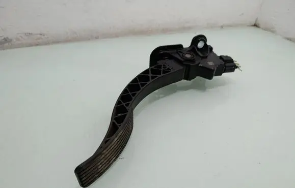 Accelerator throttle pedal