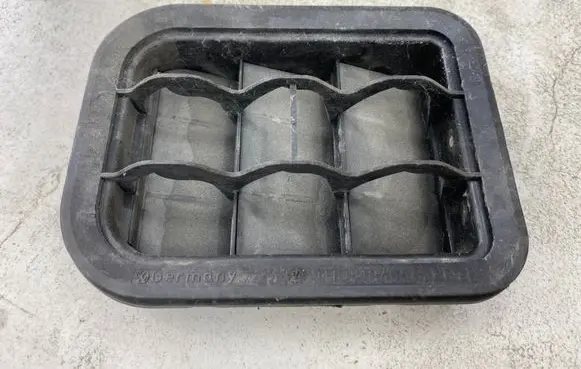Quarter panel pressure vent