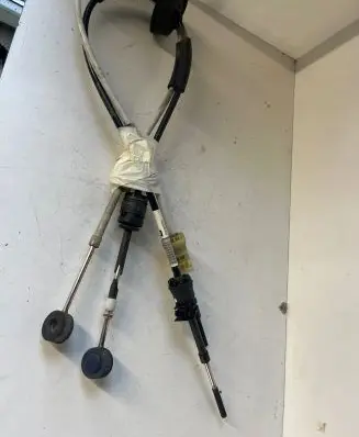 Opel Meriva B Gear shift cable linkage 55582629