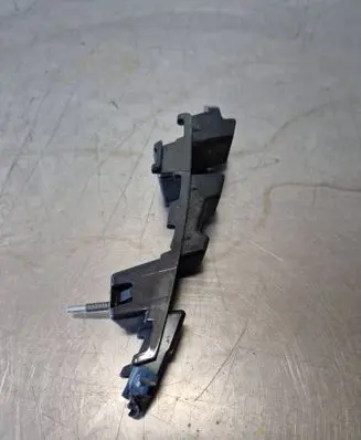 Rear bumper mounting bracket