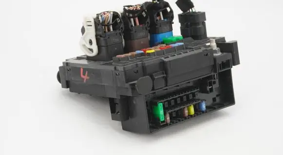 Peugeot Expert Fuse module 9811995580