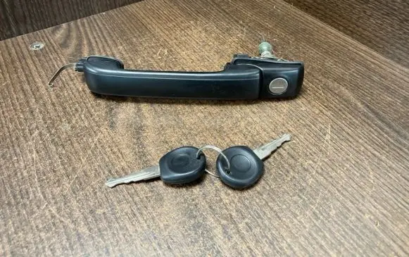 Volkswagen Golf III Front door exterior handle 1H0837209