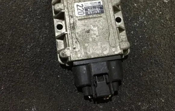 Toyota Carina T190 Ignition amplifier control unit 8962105010 mb131300-2200