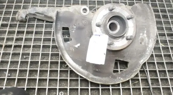 Land Rover Discovery 4 - LR4 Front wheel hub