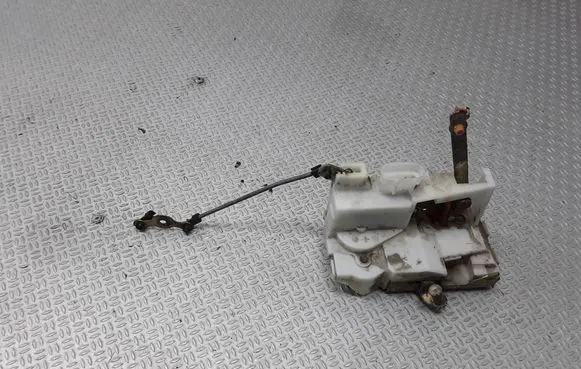 Toyota Avensis T220 Rear door lock