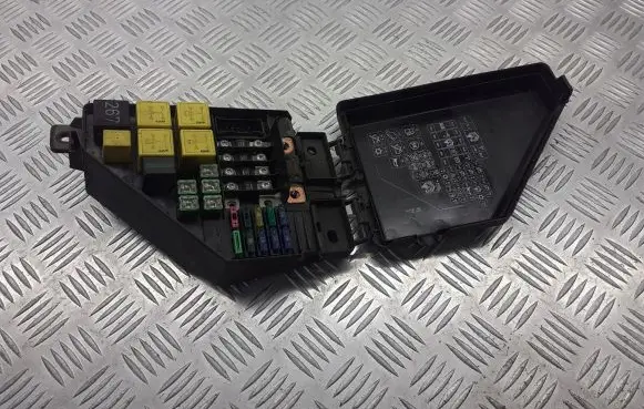 Land Rover Freelander Fuse box cover YQE103520