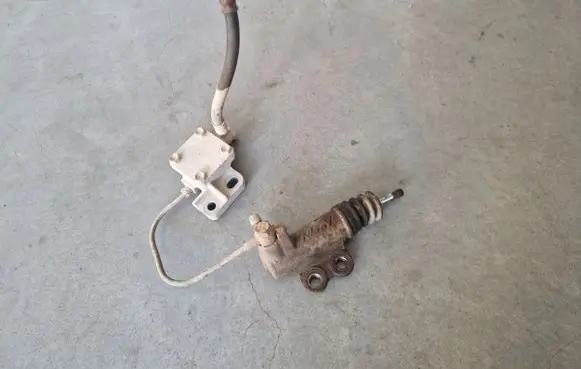 Mitsubishi L200 Clutch slave cylinder 