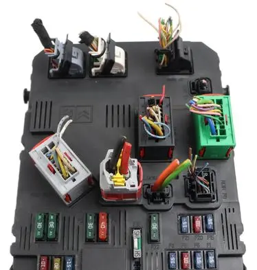 Peugeot 206 Fuse module 9646777280 S118085310E