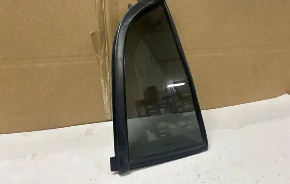 Rear vent window glass