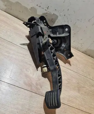 Volvo V70 Clutch pedal 31202190
