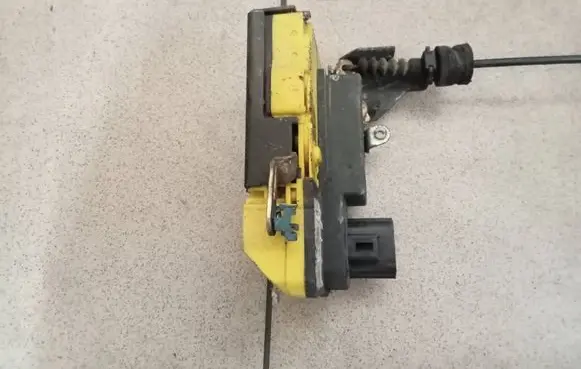 Volvo XC90 Front door lock 000