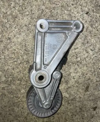 BMW 5 E39 Engine mounting bracket 17173729