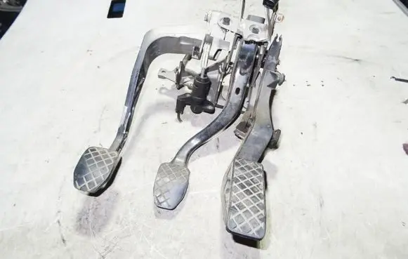 Accelerator throttle pedal