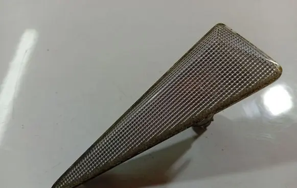 Front fender indicator light