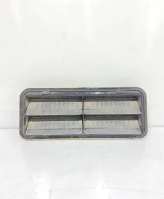 Quarter panel pressure vent