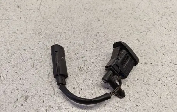 BMW X3 E83 Windshield washer spray nozzle 7110851 61667110851 61667135411