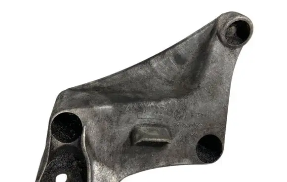 BMW 5 E39 Engine mounting bracket 6750441 65766750441