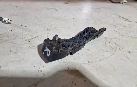 Toyota RAV 4 (XA30) Front bumper mounting bracket