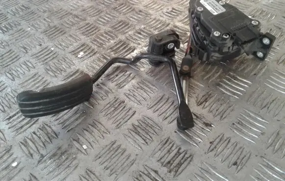 Renault Trafic II (X83) Accelerator throttle pedal 8200008477