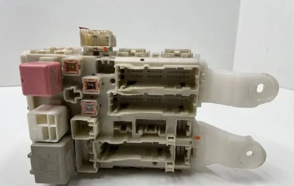 Toyota Auris 150 Fuse module 8273002150A 02118B13