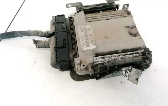 Volkswagen Touran I Engine control unit/module 03G906016AP 0281011672