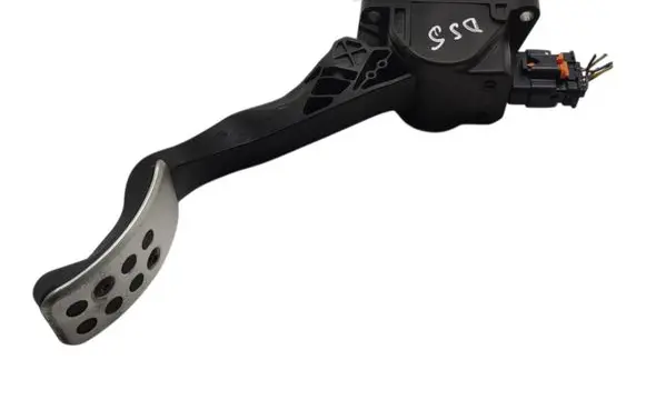 Accelerator throttle pedal