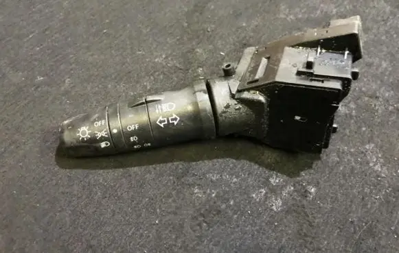 Nissan Primera Indicator stalk 25540av600