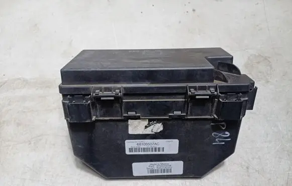 Chrysler Town u0026 Country V Fuse module 68105507AC
