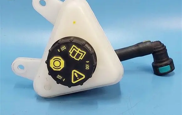 Brake fluid reservoir