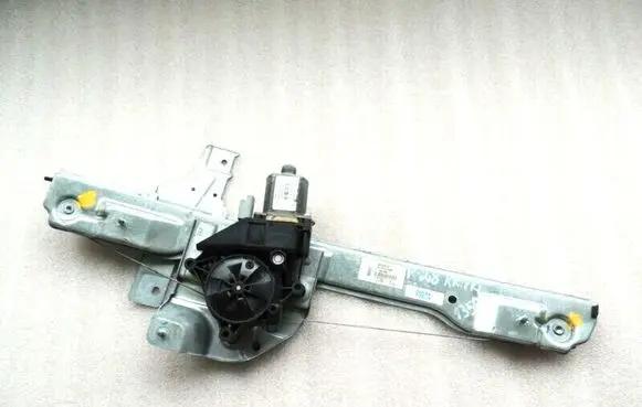 Peugeot 208 I Front door window regulator motor 9673154480 A002C501