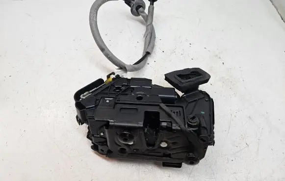 Volkswagen Touran III Rear door lock 5TA839016E