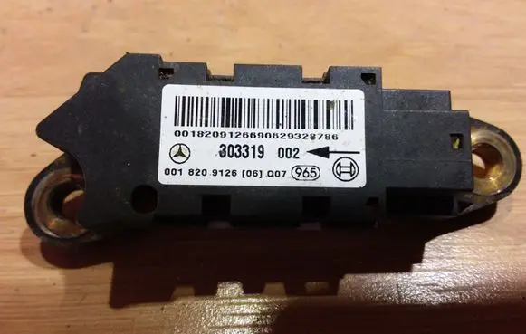 Mercedes-Benz C W203 Airbag deployment crash/impact sensor 0018209126 303319