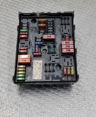 Volkswagen Golf V Fuse module 1K0937124K