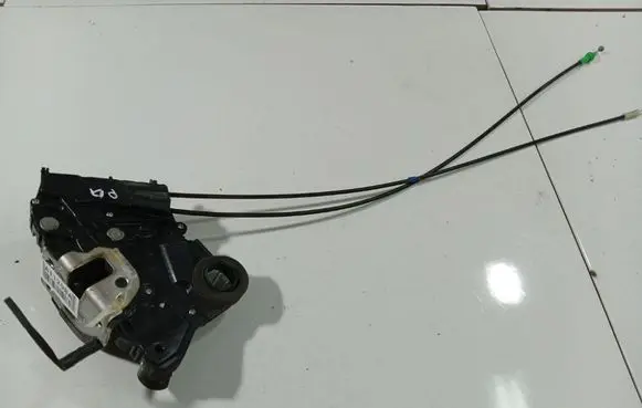 Toyota Yaris Front door lock 