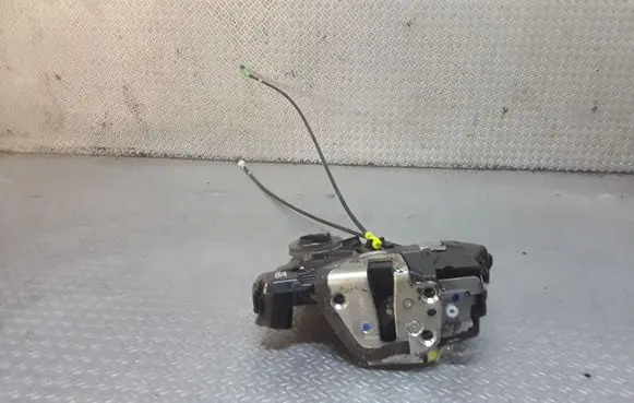 Toyota Auris 150 Front door lock 