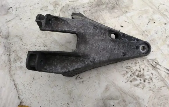 Volkswagen Transporter - Caravelle T5 Engine mounting bracket 7H0199370L 7H0199370M AIS19C03