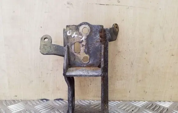 Volvo S40, V40 Engine mounting bracket