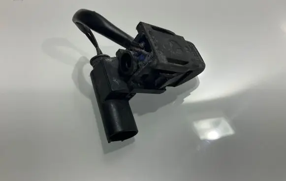 Mercedes-Benz CLS C219 Windshield washer spray nozzle 