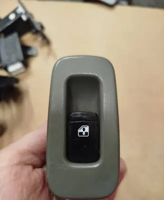 Suzuki Forenza Electric window control switch 612W16200
