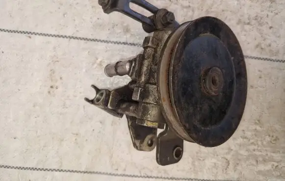 Nissan Patrol Y60 Power steering pump