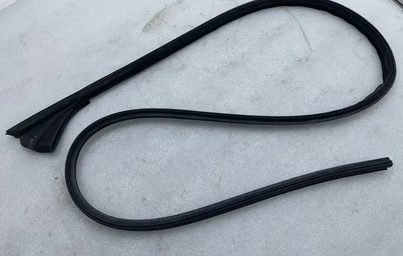 Tesla Model Y Rubber seal front coupe door 149767700b