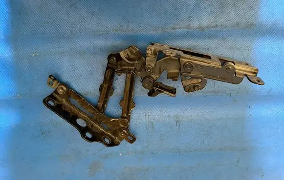 Engine bonnet/hood hinges