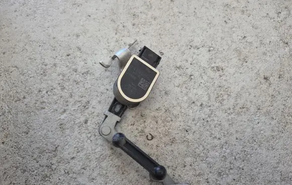 BMW 6 F12 F13 Air suspension front height level sensor 25916010