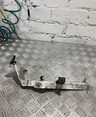 Audi A4 S4 B8 8K Fender mounting bracket 8K0821135B
