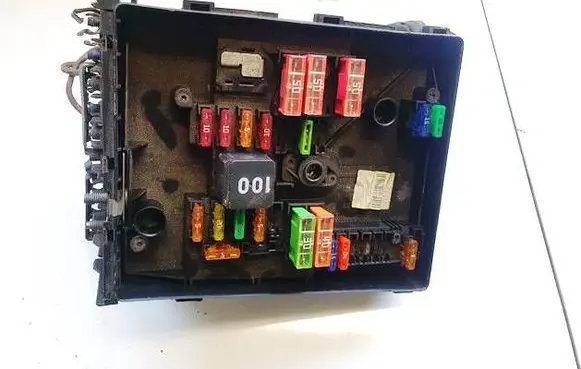 Skoda Yeti (5L) Fuse box set 8k130412 0-1718130