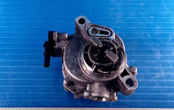 Peugeot 208 Vacuum pump 9804021880