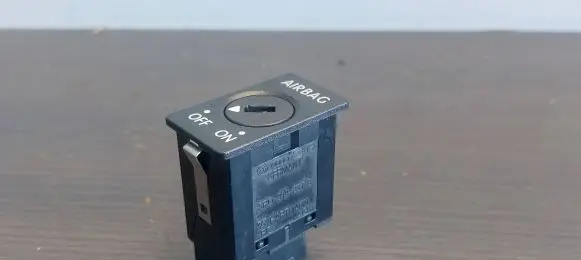 Passenger airbag on/off switch