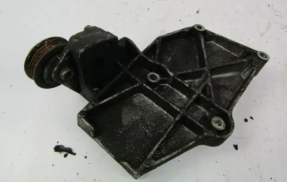 Volkswagen PASSAT B5 Generator/alternator bracket 028260885A